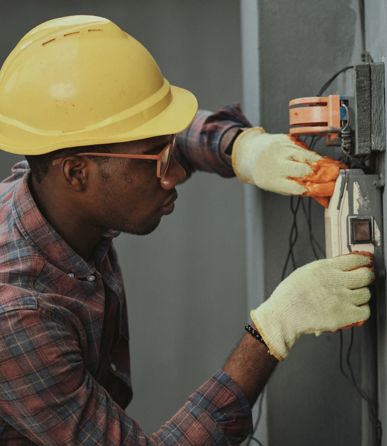 Électricien au travail sur une installation électrique