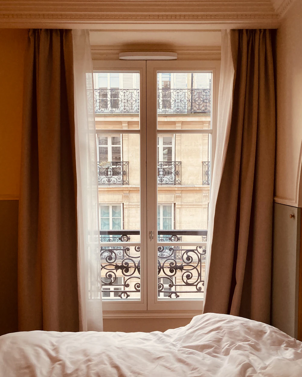 Intérieur parisien donnant sur un balcon