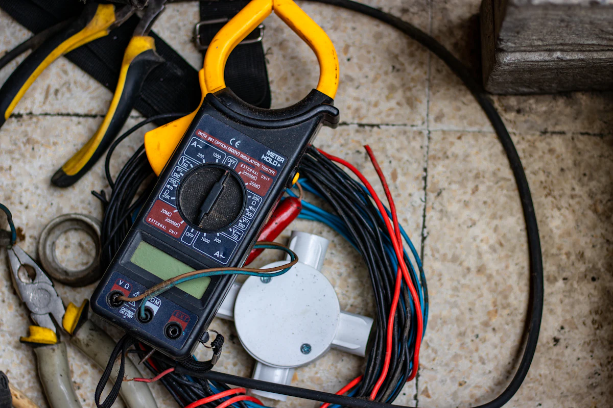 Pince ampèremétrique et outils d'électricien